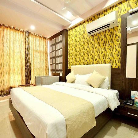 Oyo 2403 Hotel Aamantran Avenue Ujjain Buitenkant foto