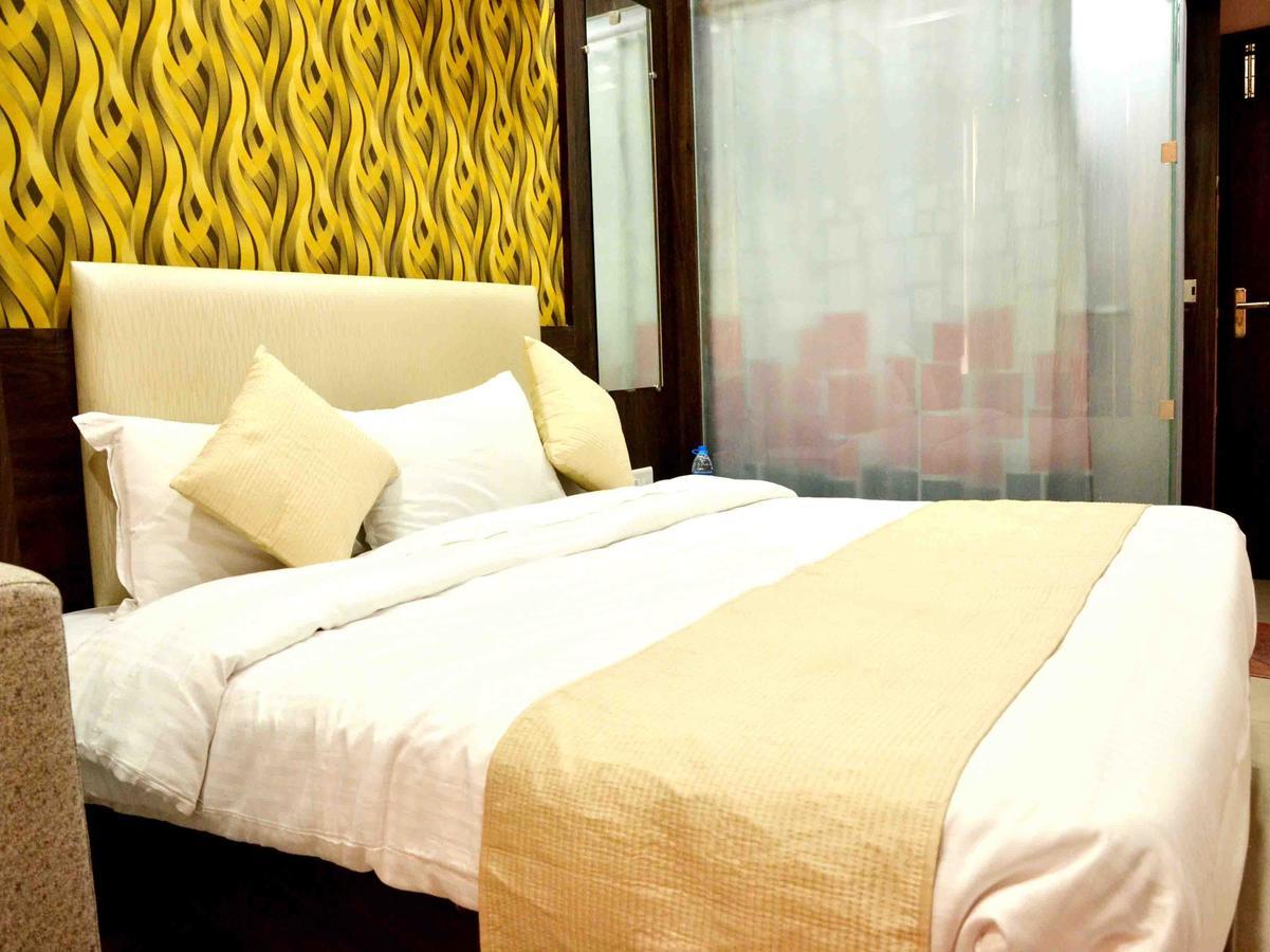 Oyo 2403 Hotel Aamantran Avenue Ujjain Buitenkant foto