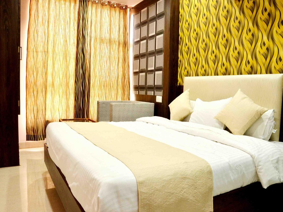 Oyo 2403 Hotel Aamantran Avenue Ujjain Buitenkant foto