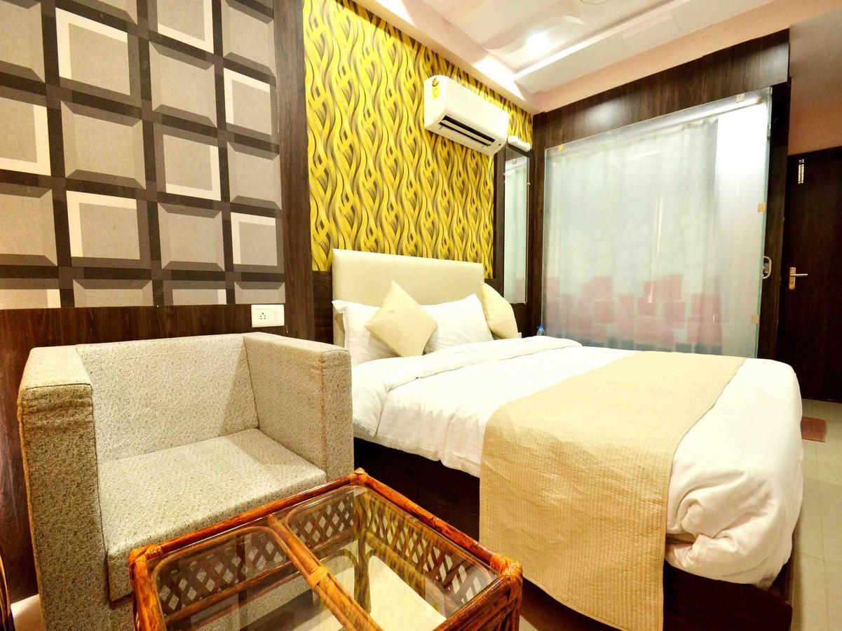 Oyo 2403 Hotel Aamantran Avenue Ujjain Buitenkant foto