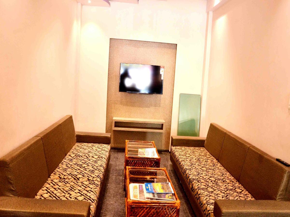 Oyo 2403 Hotel Aamantran Avenue Ujjain Buitenkant foto