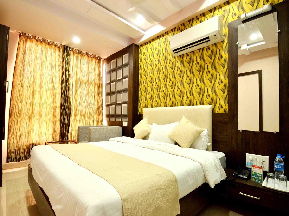 Oyo 2403 Hotel Aamantran Avenue Ujjain Buitenkant foto