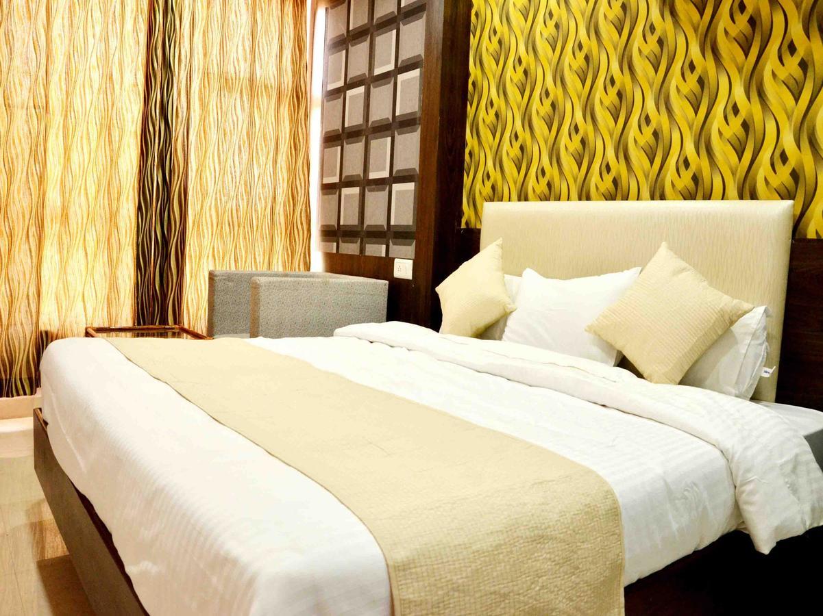 Oyo 2403 Hotel Aamantran Avenue Ujjain Buitenkant foto