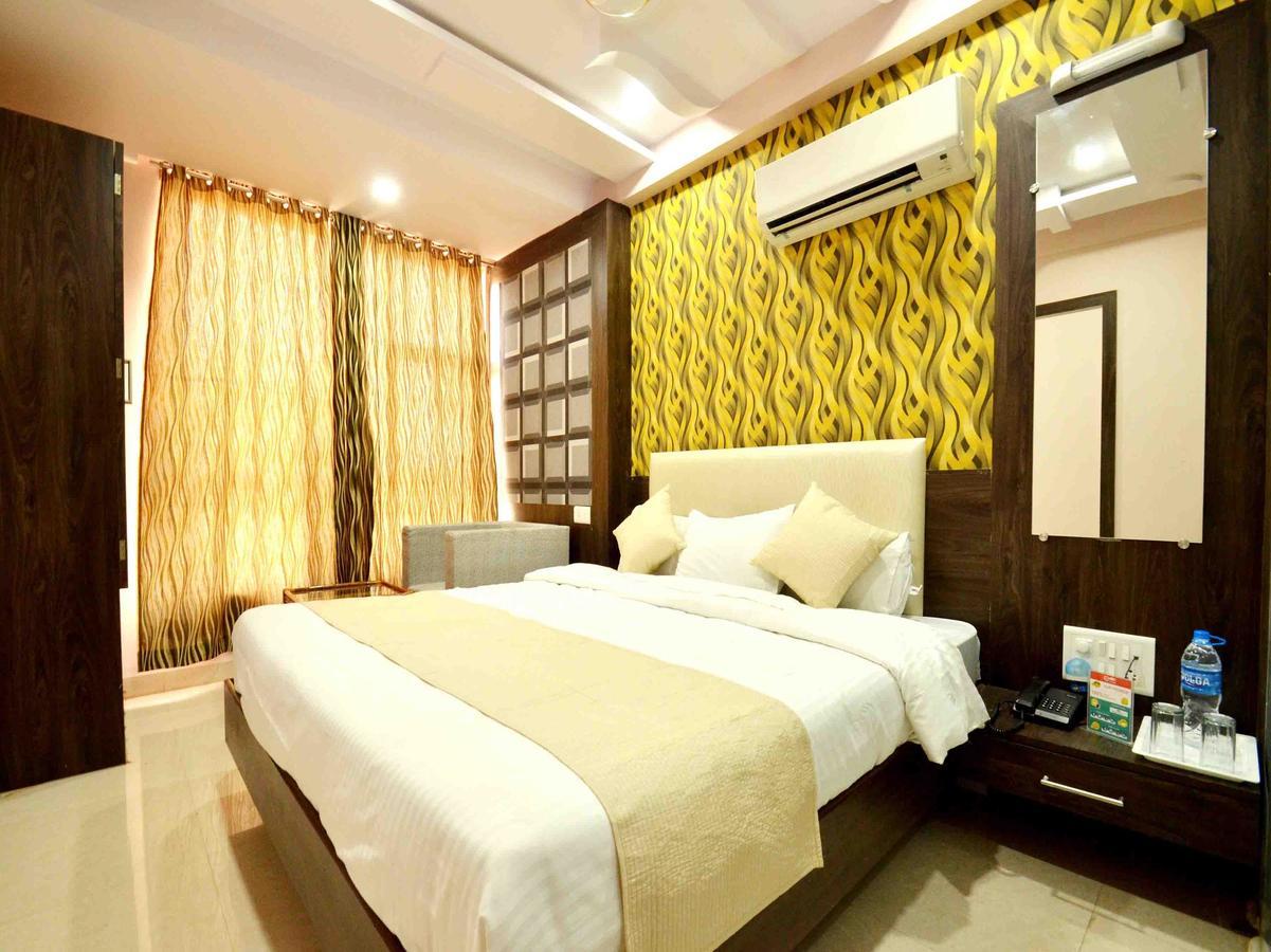 Oyo 2403 Hotel Aamantran Avenue Ujjain Buitenkant foto