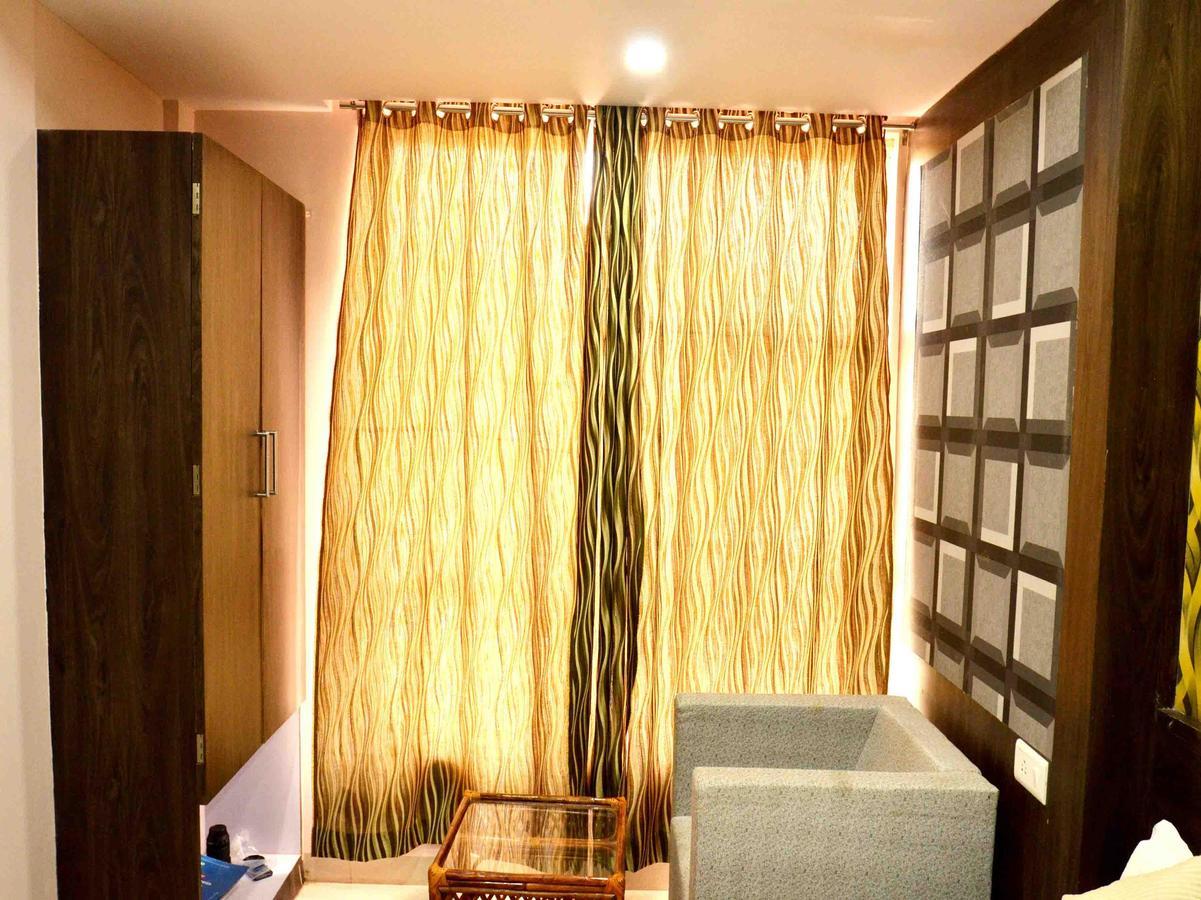 Oyo 2403 Hotel Aamantran Avenue Ujjain Buitenkant foto