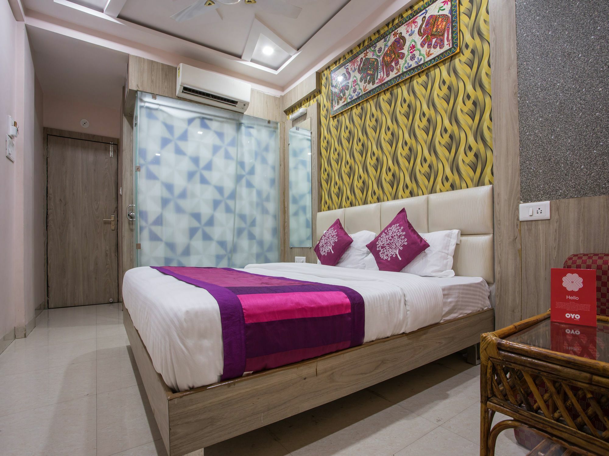 Oyo 2403 Hotel Aamantran Avenue Ujjain Buitenkant foto